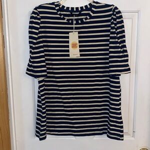 Dokotoo, women’s size XL short sleeve pullover top.